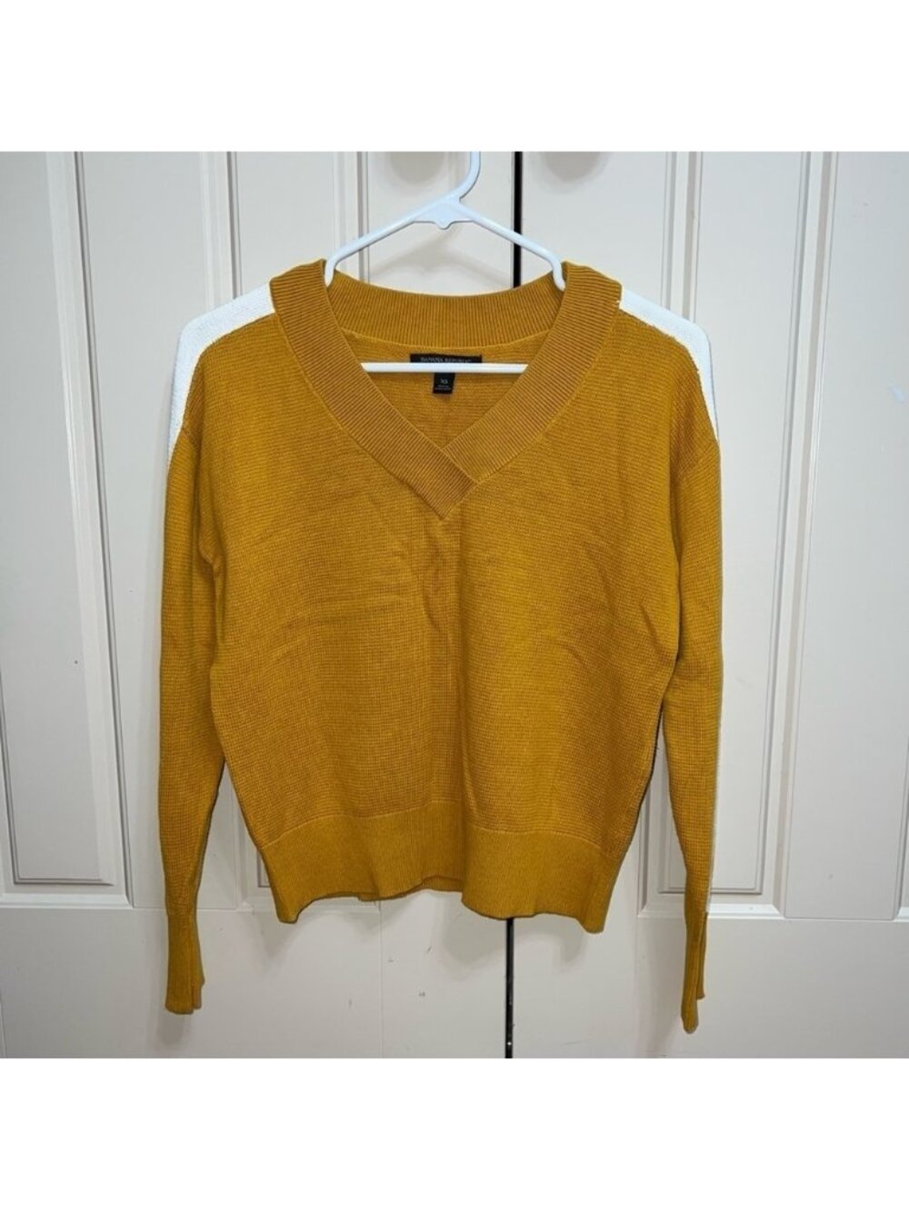 Banana Republic V-Neck Burnt Yellow Knit Cropped Sweater Size XS